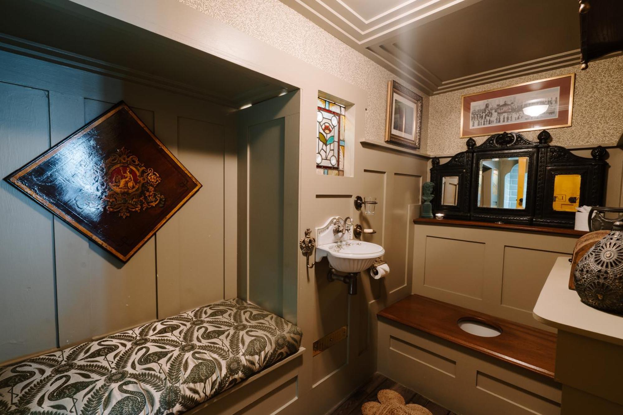 Sheddington Manor - 2 Bedroom Guest House & Cinema Belfast Exteriör bild
